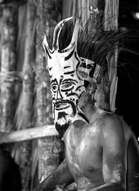 Guerrero de la tribu Asmat con máscara de batalla.