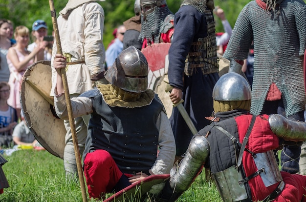 Foto guerreros medievales fuertemente armados