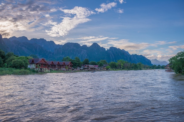 Guesthouse Riverside com montanha em VangVieng Lao