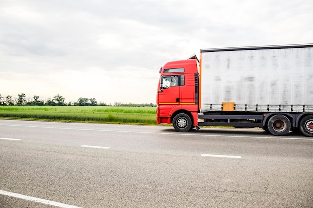 Güterfahrzeuge auf der Strecke Güterwagen LKW