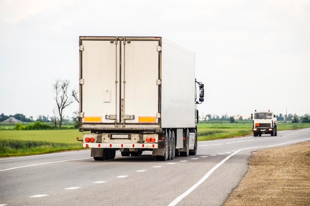 Güterfahrzeuge auf der Strecke Güterwagen LKW