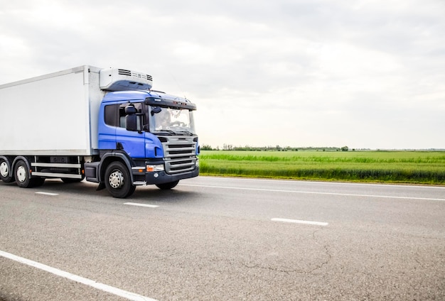 Güterfahrzeuge auf der Strecke Güterwagen LKW