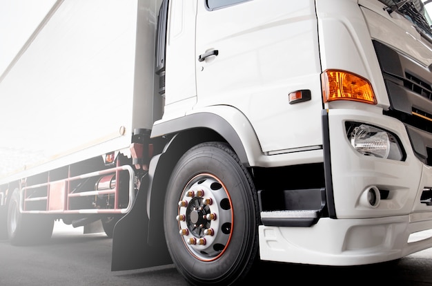 Güterverkehr, weiße LKW-Schälchen.