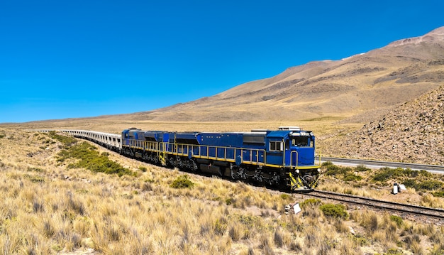 Güterzug in der peruanischen Wüste in großer Höhe in der Region Arequipa