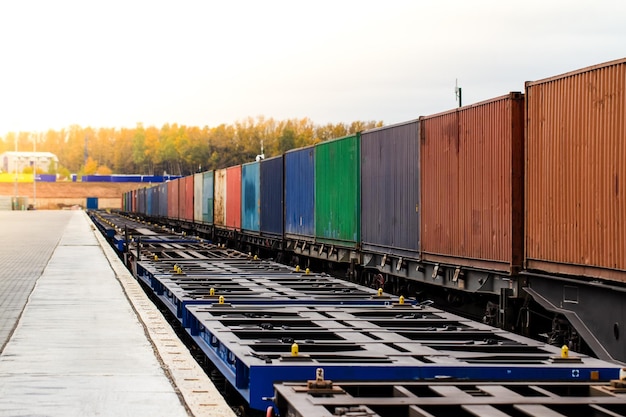 Güterzug Transport von Frachtcontainern auf der Schiene Impoert-Exportlogistikkonzept Schifffahrt auf der Schiene Bahnsteig für Güterzüge