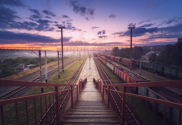 Güterzugplattform bei Sonnenuntergang. Eisenbahn in der Ukraine. Bahnhof