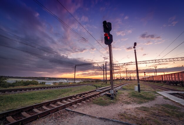 Güterzugplattform bei Sonnenuntergang. Eisenbahn in der Ukraine. Bahnhof
