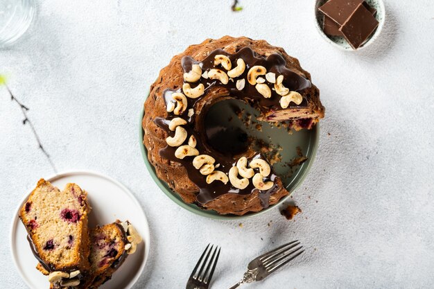 Gugelhupf mit Nüssen und Schokolade auf weißem Hintergrund Draufsicht auf Kuchen Festlicher Kuchen Neujahrskuchen mit Schokolade Weihnachtsdessert