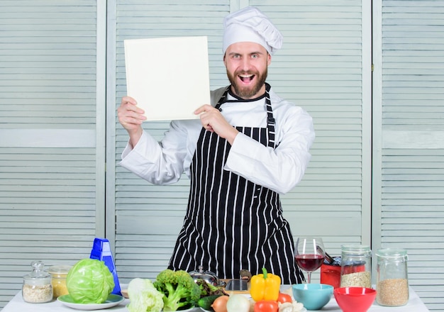 Guía de cocina definitiva para principiantes Libro de recetas familiares espacio de copia De acuerdo con la receta Hombre barbudo chef autor del libro Chef recomienda libro Concepto de libro de recetas culinarias Mejorar la habilidad culinaria