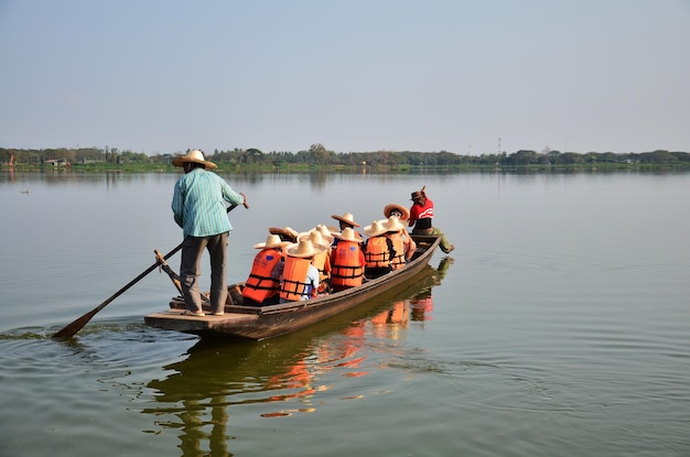 Guia de pessoas locais remo barco de madeira trazer viagem de viagem de viajantes tailandeses e estrangeiros para visita de viagem no lago kwan phayao e grande pântano de água doce e parque público em 30 de abril de 2011 em phayao tailândia