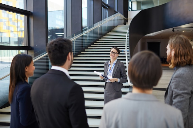 Guía del foro de negocios que da un recorrido a los participantes