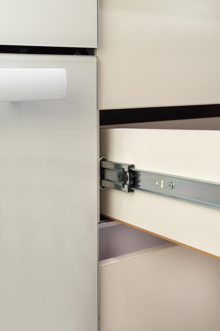 Foto guia inox de rolos ou calha para gavetas com fecho. close em um fundo branco.