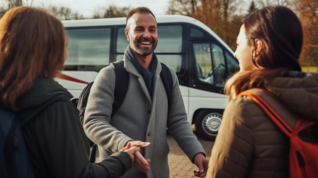 El guía turístico da la bienvenida a los pasajeros en la recogida de la lanzadera