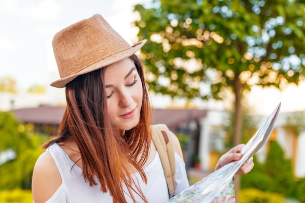 Guía de viaje, turismo en Europa, mujer turista con mapa en la calle