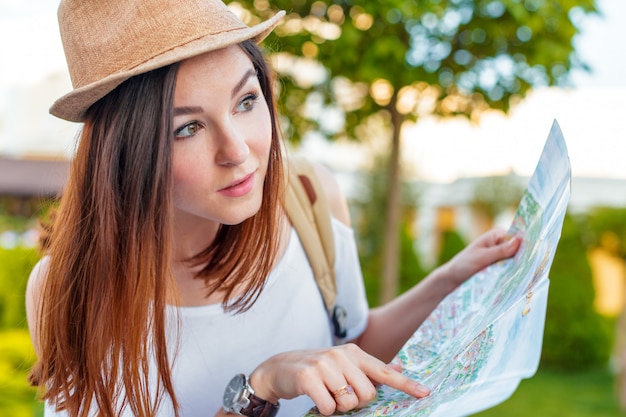 Guía de viajes, turismo en Europa, mujer turista con mapa en la calle.