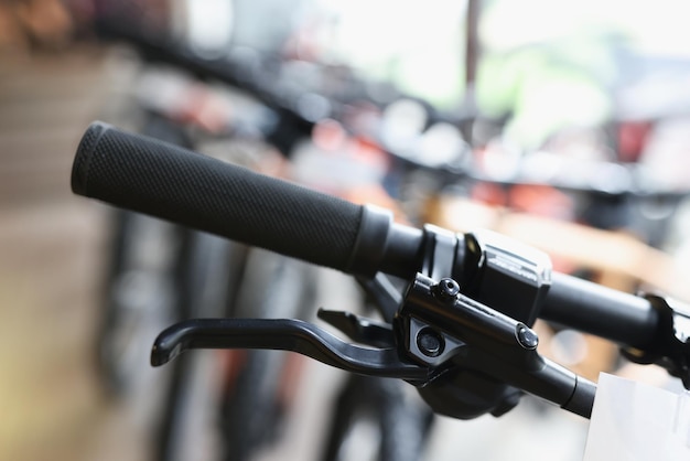 Guiador de bicicleta com freio de mão no conceito de controle de bicicleta de estacionamento