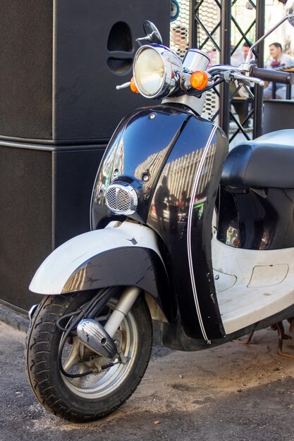 Foto guidão de motocicleta e farol de perto