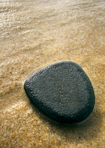 Guijarro negro en la playa