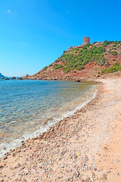 Guijarros y arena en la playa de Porticciolo Cerdeña