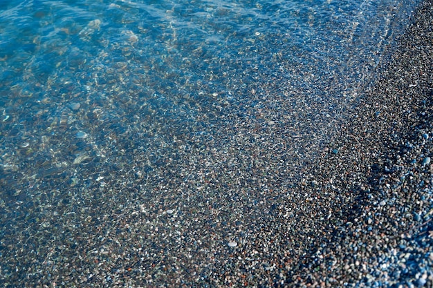 Guijarros Costa del Mar Negro. Playa de agua clara.