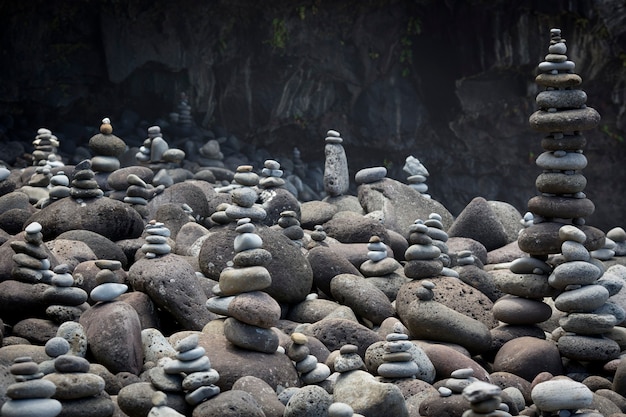 Guijarros en equilibrio junto a una playa