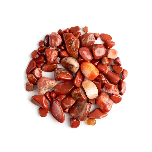 Guijarros de jaspe y piedras preciosas de cabujones de sardonyx rojo aislado sobre fondo blanco.