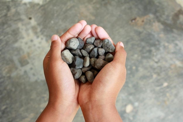 Guijarros en la mano de un niño