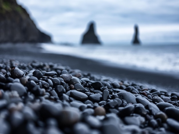 Guijarros negros como fondo en la orilla del mar de Islandia Composición abstracta Imagen de diseño