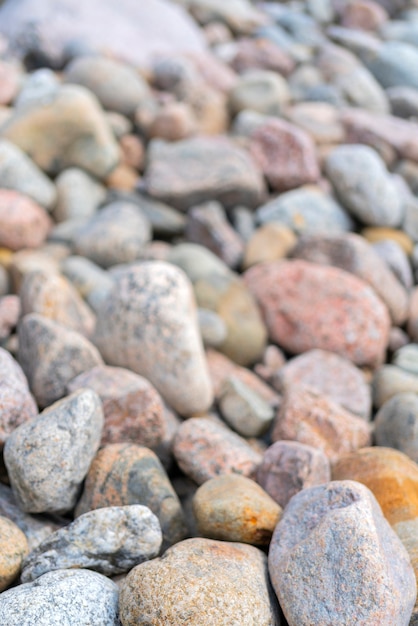 Foto guijarros en la orilla. piedras redondas en la costa.