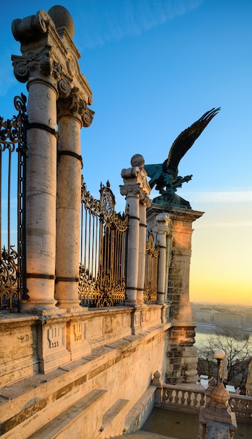 Águila Turul por la puerta del palacio de Buda en Budapest