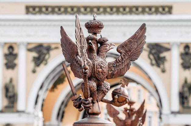 Águilas de dos cabezas en la cerca alrededor del pilar de Alejandría, en la Plaza del Palacio en San Petersburgo.