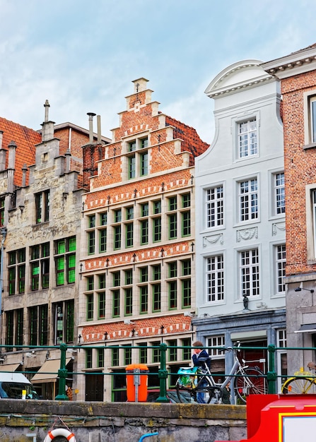 Guild halls em Graslei em Ghent na Flandres Oriental, Bélgica. Pessoas no fundo