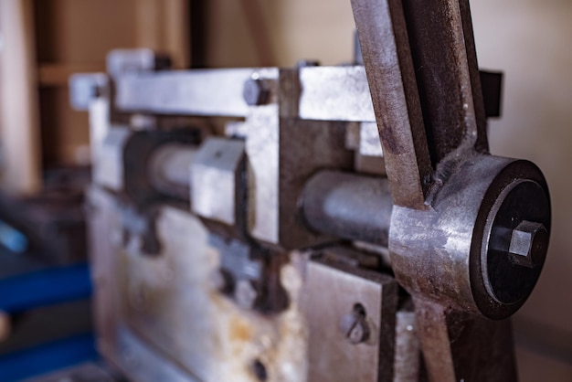 Guillotine Maschine Nahaufnahme Alte klassische Vintage Retro-Maschinenteil mechanische Konstruktionspresse für die Blechbearbeitung von Stahl