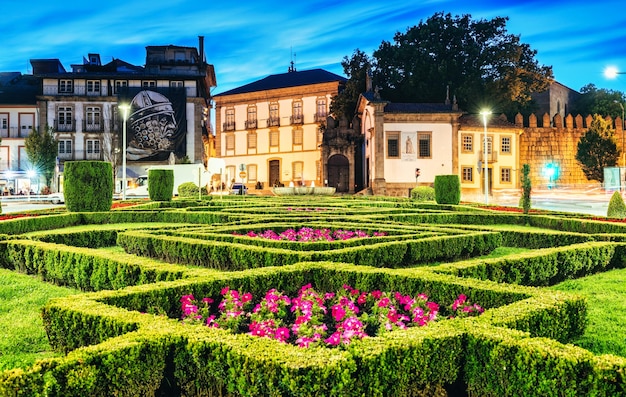 Guimaraes Portugal 21 de mayo de 2021 Jardín en el camino hacia el casco antiguo de Guimaraes en la región de Minho Una ciudad patrimonio de la humanidad y donde nació Portugal
