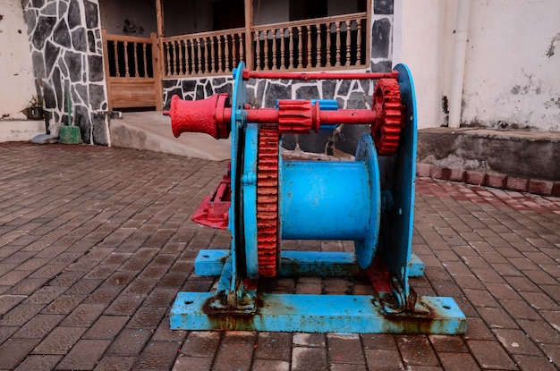 Guincho de metal vintage antigo em um porto de porto