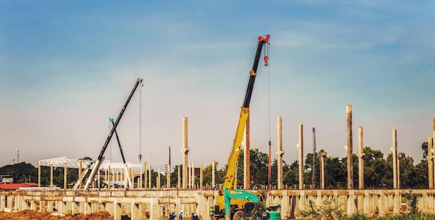 Foto guindaste a trabalhar em um canteiro de obras guindase a trabalhar na estrutura de um edifício