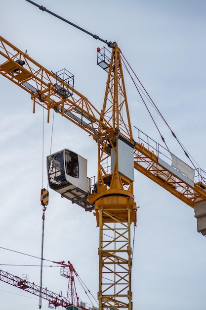 Guindaste de construção amarelo alto no céu azul