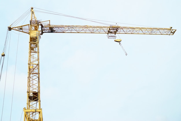 Guindaste de construção com o fundo do céu azul