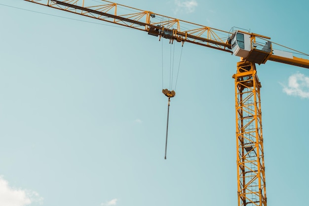 Guindaste de construção contra o céu azul em um dia ensolarado ao ar livre