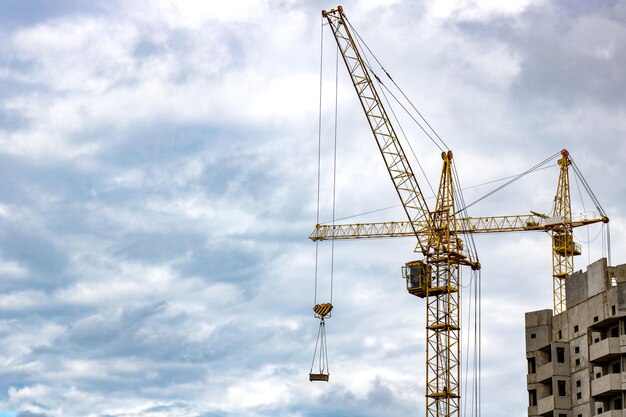 Guindaste de construção contra um fundo de céu nublado