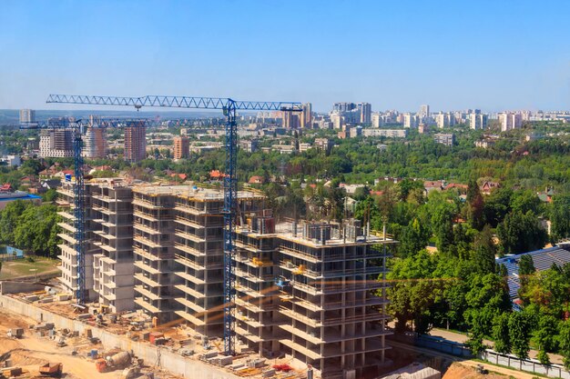 Guindaste de construção e casa em construção