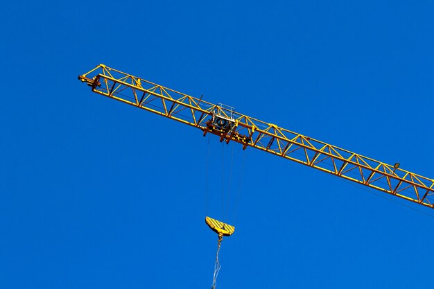 Foto guindaste de construção e gancho do guindaste. conceito de operação e levantamento de carga, foto de fundo de céu azul