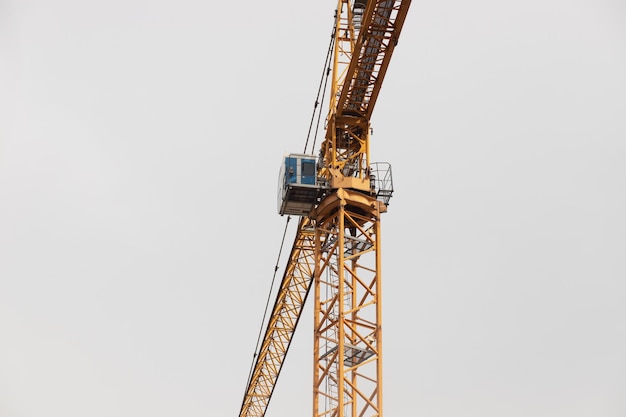 Foto guindaste de construção em um canteiro de obras de arranha-céus