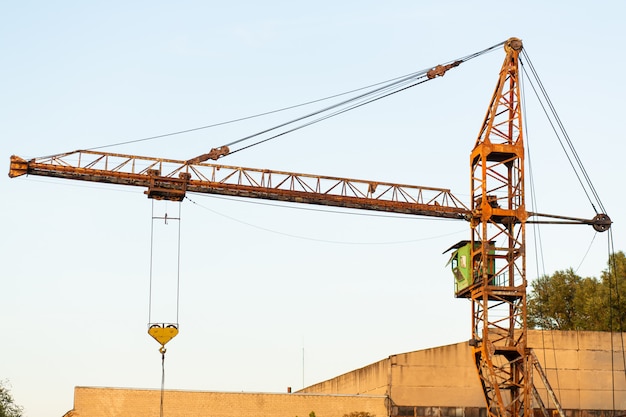 Guindaste de construção enferrujado velho em um canteiro de obras