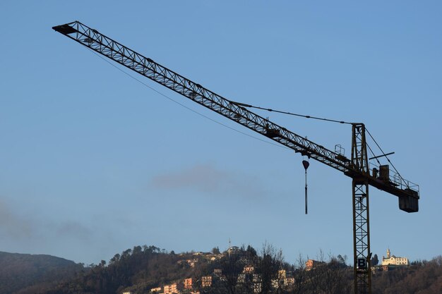 Foto guindaste de construção sobre a cidade