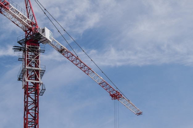 Guindaste de torre de construção contra o céu nublado