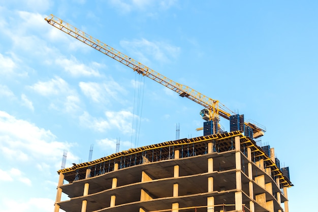 Guindaste de torre de construção em um canteiro de obras, foto do conceito de indústria urbana