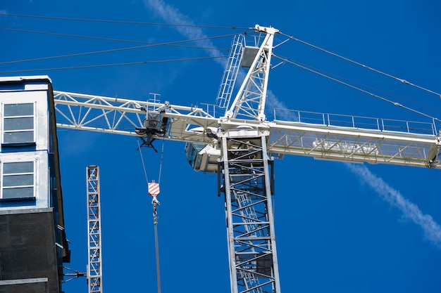 Guindaste de torre de construção trabalhando