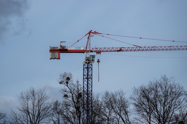 Guindaste de torre de lança no canteiro de obras sobre o céu