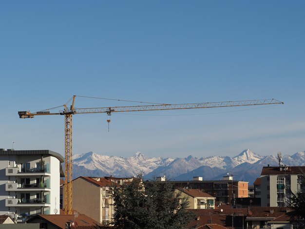 Guindaste de torre no canteiro de obras